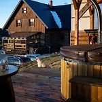 Vydrovy Boudy, Hotel Pec pod Snezkou
